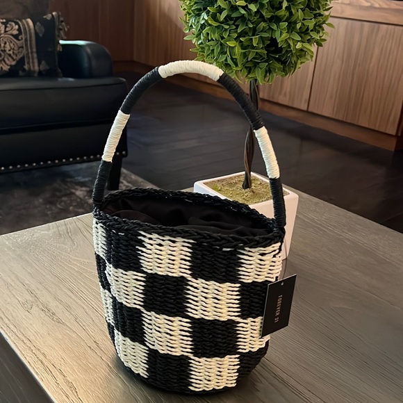Forever 21 Handbags - BRAND NEW CHECKERED FOREVER 21 BASKET TOTE!🤍🖤🤍🖤🤍🖤🤍🖤🤍🖤🤍🖤🤍🖤🤍🖤🖤🖤
